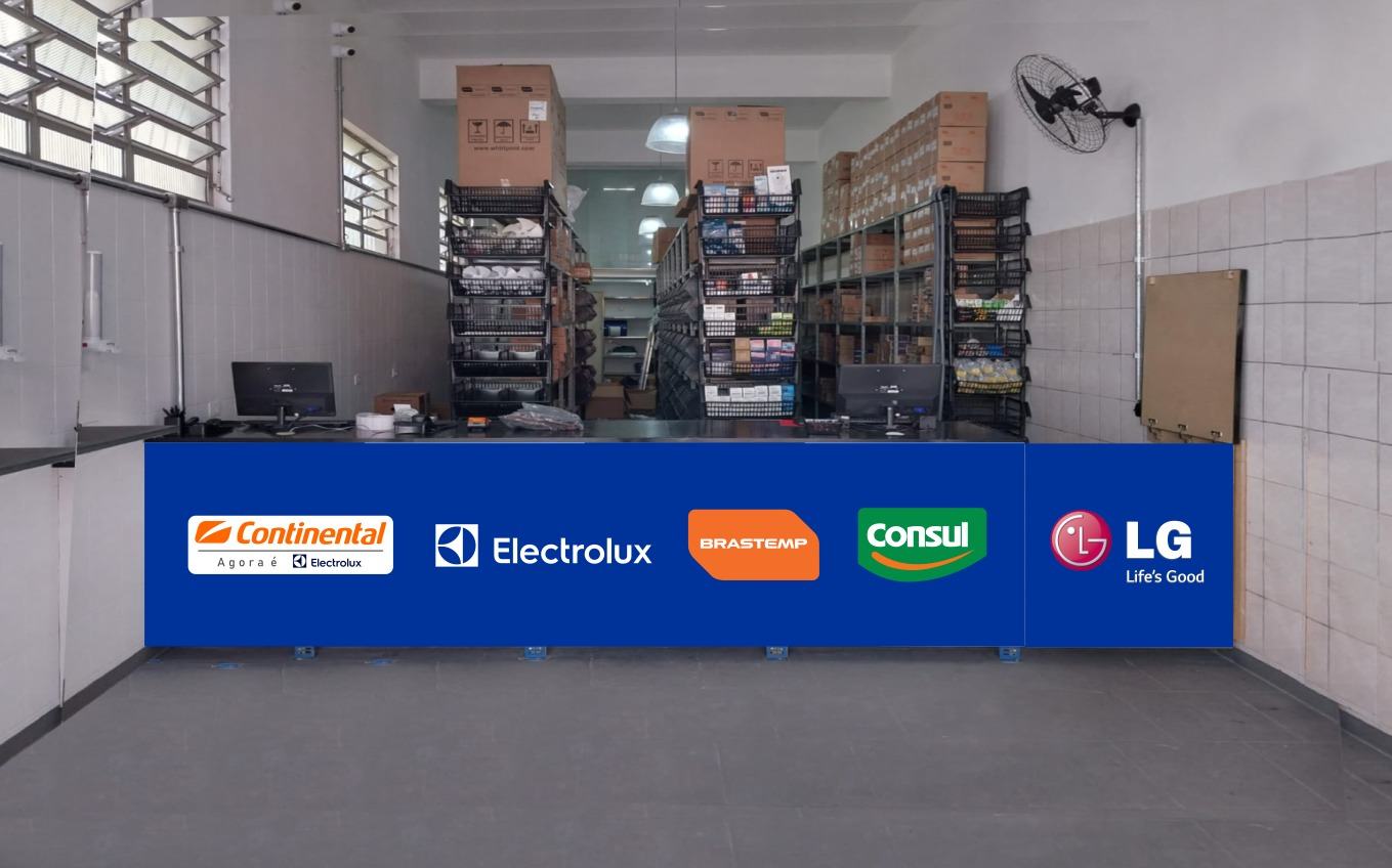Balcão azul da loja com os logos Continental, Electrolux, Brastemp, Consul e LG, e prateleiras de peças de refrigeração ao fundo